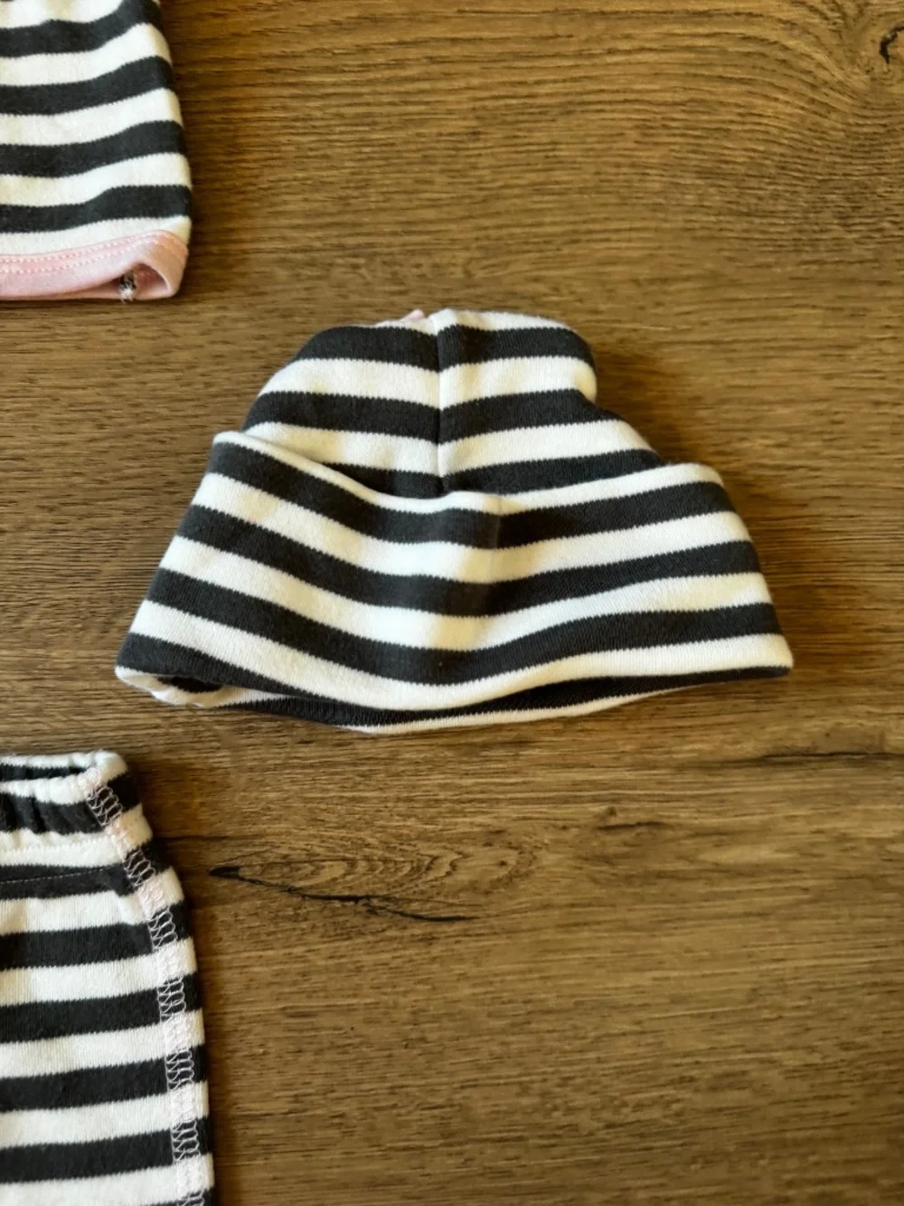 Sippy's Babes Newborn 3-Piece Striped Outfit Set Hat Wrap Top Pants 0M